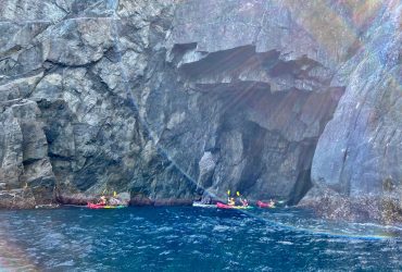 [宜蘭東澳烏角岩]搭乘獨木舟航行在太平洋上 勇闖絕美海蝕洞 與中央山脈起點邂逅的奇幻旅程