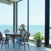 北海岸絕美海景咖啡館【小日波】｜純白希臘風建築坐擁壯闊藍海，落地玻璃窗框出滿版療癒海景。