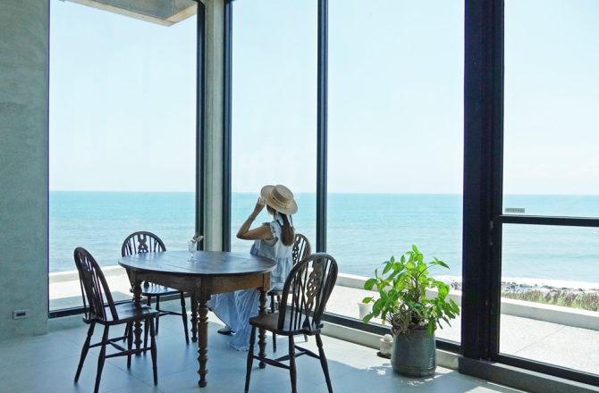 北海岸絕美海景咖啡館【小日波】｜純白希臘風建築坐擁壯闊藍海，落地玻璃窗框出滿版療癒海景。