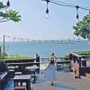 新北三芝【海邊灶咖】淺水灣海景第一排咖啡廳，浪漫場景與湛藍海洋相鄰，澎派餐點收穫舌尖。
