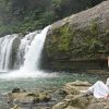 平溪線景點【嶺腳瀑布】，平溪鐵道支線第二大瀑布，隱身嶺腳車站旁，磅礡氣勢絕美飛瀑。
