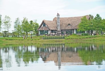 花蓮星巴克理想門市｜全台最美星巴克，夢幻湖上咖啡廳宛如走進歐洲油畫，搭船遊湖浪漫破表！