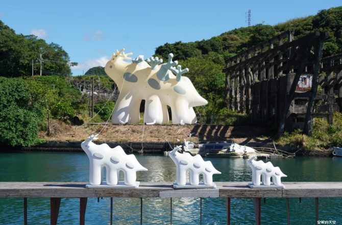 【2025基隆潮藝術】19件山海城的藝術展品，巨大光獸藏身廢墟，夜晚更精采，展場資訊與交通方式。