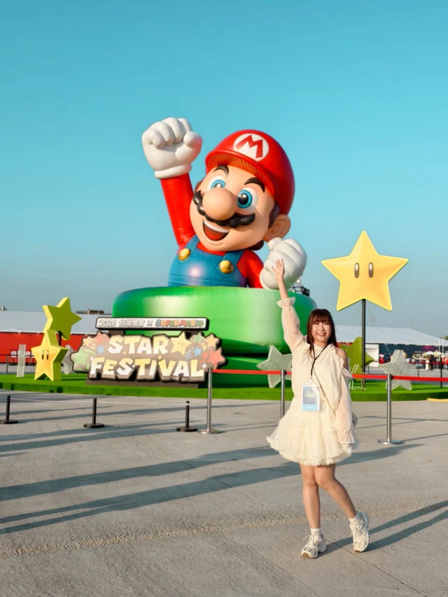 2026臺灣燈會在嘉義。
今年嘉義燈會太特別了！一秒走進超級瑪利歐電玩場景。

❤️台灣燈會在嘉義-必玩重點、小提燈領取與交通接駁

📍 GET THE STAR! 超級瑪利歐 主題燈
今年的嘉義燈會真的不一樣。首次由日本任天堂與台灣在地團隊攜手打造大型合作活動，把電玩世界的想像力，「Nintendo Switch 2」沉浸式體驗區域，化為可以的巨大遊戲場。

📍 主燈「光沐-世界的阿里山」
跳脫往年都是以生肖為主的主燈，今年以阿里山神木作為主燈，高達21公尺，結合光影與特效，融入阿里山故事的情境，像走進一場光之呼吸，不同角度有不同的情境，讓人深深感動。

📍鄒族 逐鹿光溯源
這一區域有各種梅花鹿，非常夢幻

📍世博TECH WORLD館
免門票，需要預約，館場開放參觀。

📍青森睡魔抵嘉：
日本東北三大祭之一的「青森睡魔祭」首次登入嘉義。

📍超級瑪利歐「？磚塊小提燈」兌換方式：
於燈會期間(3/3~3/15)，每日9:00開放當天可兌換，平日限量400份，假日限量1100份，換完為止。

📍「喔熊馬抵嘉」小提燈兌換方式：
發放日期：3月3日起至3月15日。
發送地點：主展區，太子大道與信義二路交叉口，近永慶高中。
發送時間及方式：每日下午3時起，送完為止。

❤️小提醒：台灣燈會有超過600件藝術作品，1 座主燈、2 座副燈與 23 個主題燈區，範圍很廣，一天可能逛不完。

台灣燈會有停車場以及美食攤位，建議停留一天好好的逛。
-

嘉義，很值得旅人停留，來嘉義燈會，白天可以將周邊的美食一網打盡，推薦「朴子第一市場」吃麻糬與潤餅。周邊的「配天宮」除了是求子聖地，也是祈福的神聖廟宇。
鄒族的「逐鹿部落」復育梅花鹿，推薦來這裡與梅花鹿互動，也呼應燈區裡的「逐鹿光溯源」。

嘉義好吃又好玩，現在有嘉義燈會，又多了一個回嘉的理由。

🔅2026嘉義燈會
🗓️3/3-3/15
主燈位置：嘉義縣政府前廣場。
展演時間：18:00-22:00，每半小時展演3分鐘。
🚃交通：嘉義高鐵轉接駁車
（高鐵嘉義站P4~P7停車場→步行3-10分鐘至高鐵接駁候車區（穿越站前廣場）→轉乘至燈區東轉運站）

📍地點：嘉義縣政府前廣場

台灣燈會注意事項：
1、燈會開放時間
平日（週一至週四）：14:00－22:00
假日（週五至週日）：10:00－22:00

2、免費接駁服務時間
週一至週四：13:30－22:30
週五至週日：09:30－22:30

3、高鐵末班車資訊
北上：22:32
南下：23:30
請遊客留意搭乘時間。

本文與嘉義縣文化觀光局合作