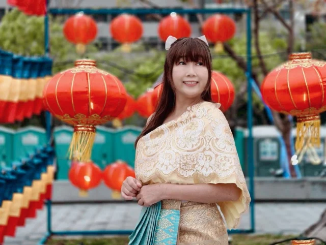 一秒來到泰國

今天來到台灣燈會，台灣燈會真的無極限，好喜歡這一區域-新嘉鄉故事，免費體驗新住民的服飾，最喜歡泰服，真的有一秒置身泰國的Fu，還有專人服務著衣，這裡很少人來，大家可以來這裡體驗。

感覺我好適合泰服，真想飛去泰國啊！

📍2026台灣燈會 太子大道上

❤️謝謝 @sunnyinlife728 人物拍攝📷